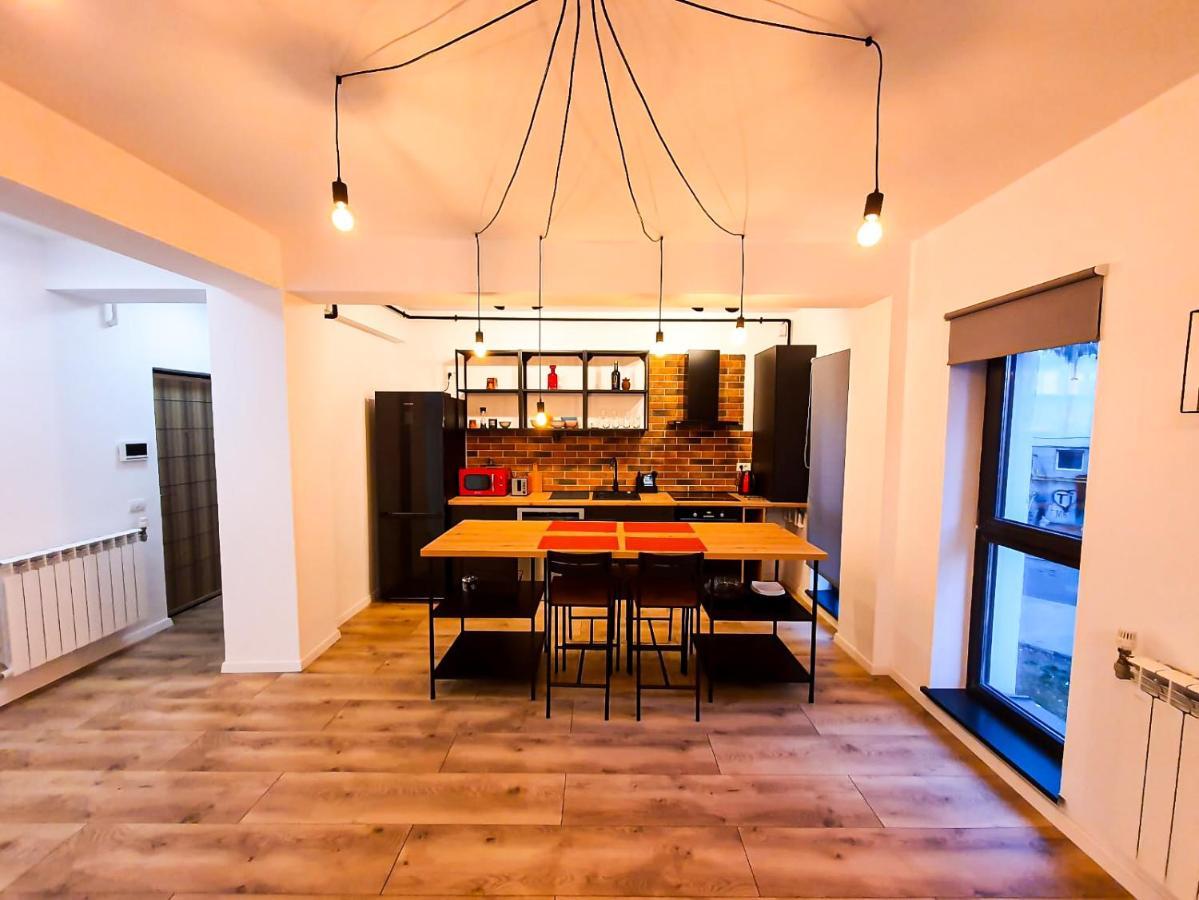 Urban Retreat: Industrial Chic 1Br Ap - Heart Of Bucharest Lägenhet Exteriör bild